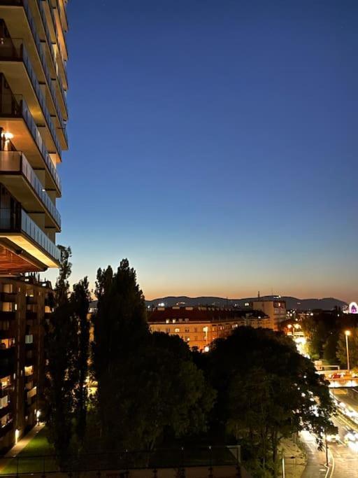 The High-Rise Condo With Pool 维也纳 外观 照片